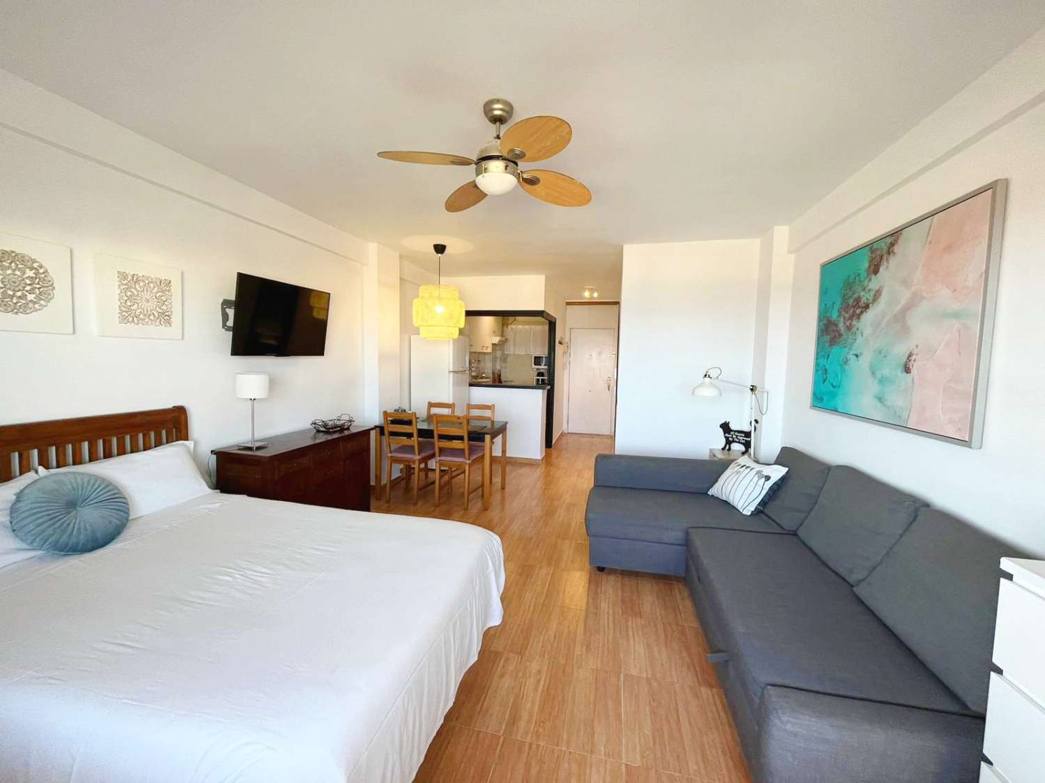 SE ALQUILA  DESDE 01/09/2026- 30/06/2027CON VISTAS AL MAR (TORREMOLINOS)