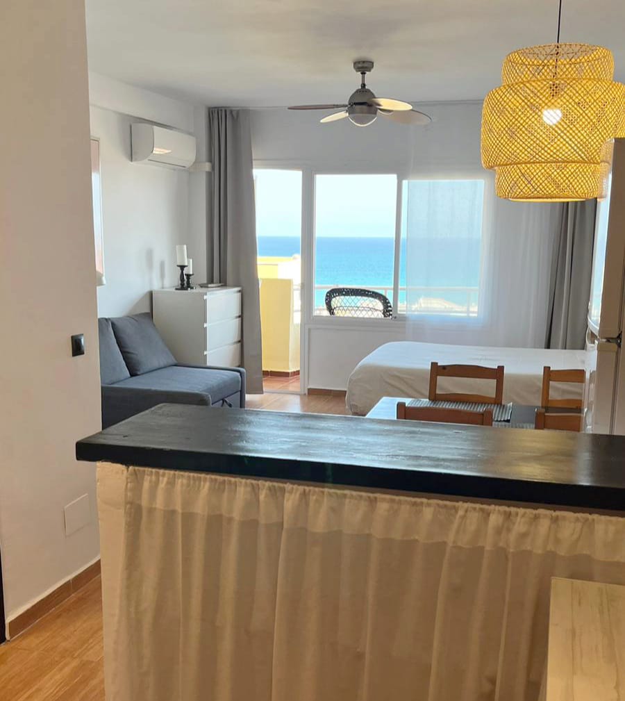 SE ALQUILA  DESDE 01/09/2026- 30/06/2027CON VISTAS AL MAR (TORREMOLINOS)