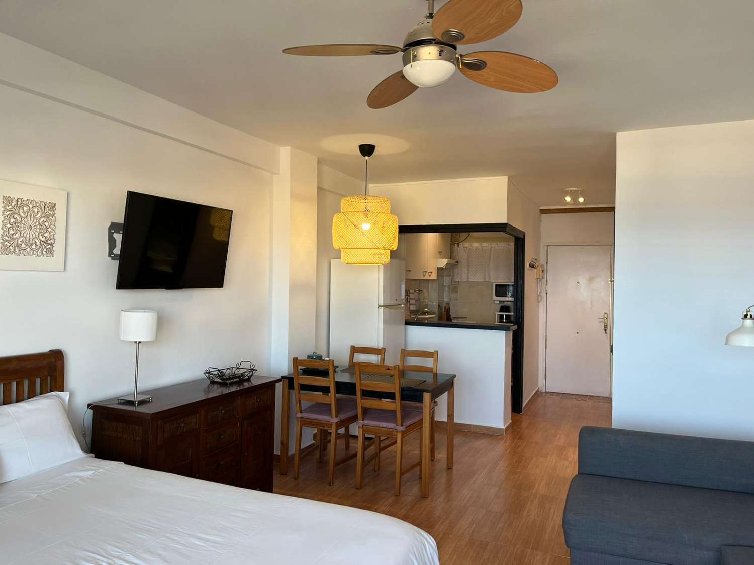 SE ALQUILA  DESDE 01/09/2026- 30/06/2027CON VISTAS AL MAR (TORREMOLINOS)