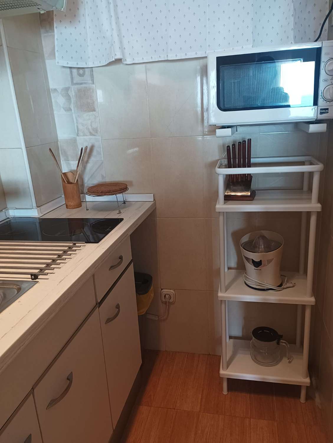 SE ALQUILA  DESDE 01/09/2026- 30/06/2027CON VISTAS AL MAR (TORREMOLINOS)