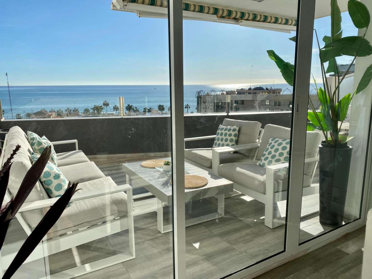 SE ALQUILA DESDE 1.10.26 - 31. 05.27 MAGNIFICO APARTAMENTO CON VISTAS AL MAR EN EL BAJONDILLO (TORREMOLINOS)