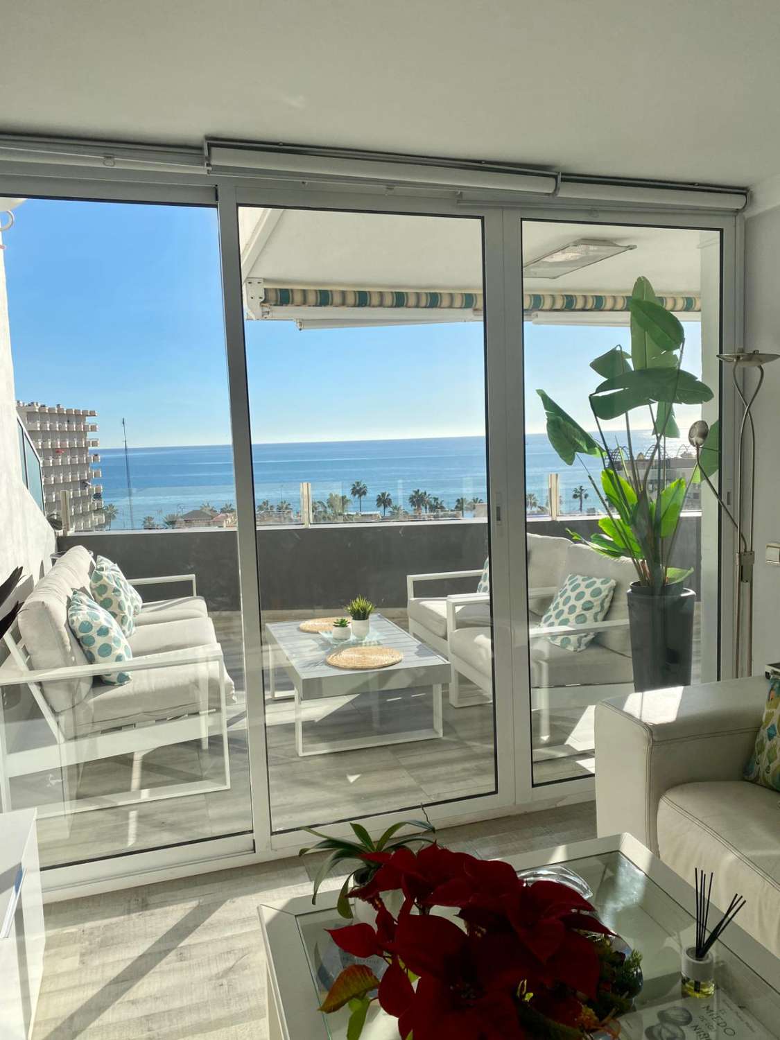 SE ALQUILA DESDE 1.10.26 - 31. 05.27 MAGNIFICO APARTAMENTO CON VISTAS AL MAR EN EL BAJONDILLO (TORREMOLINOS)