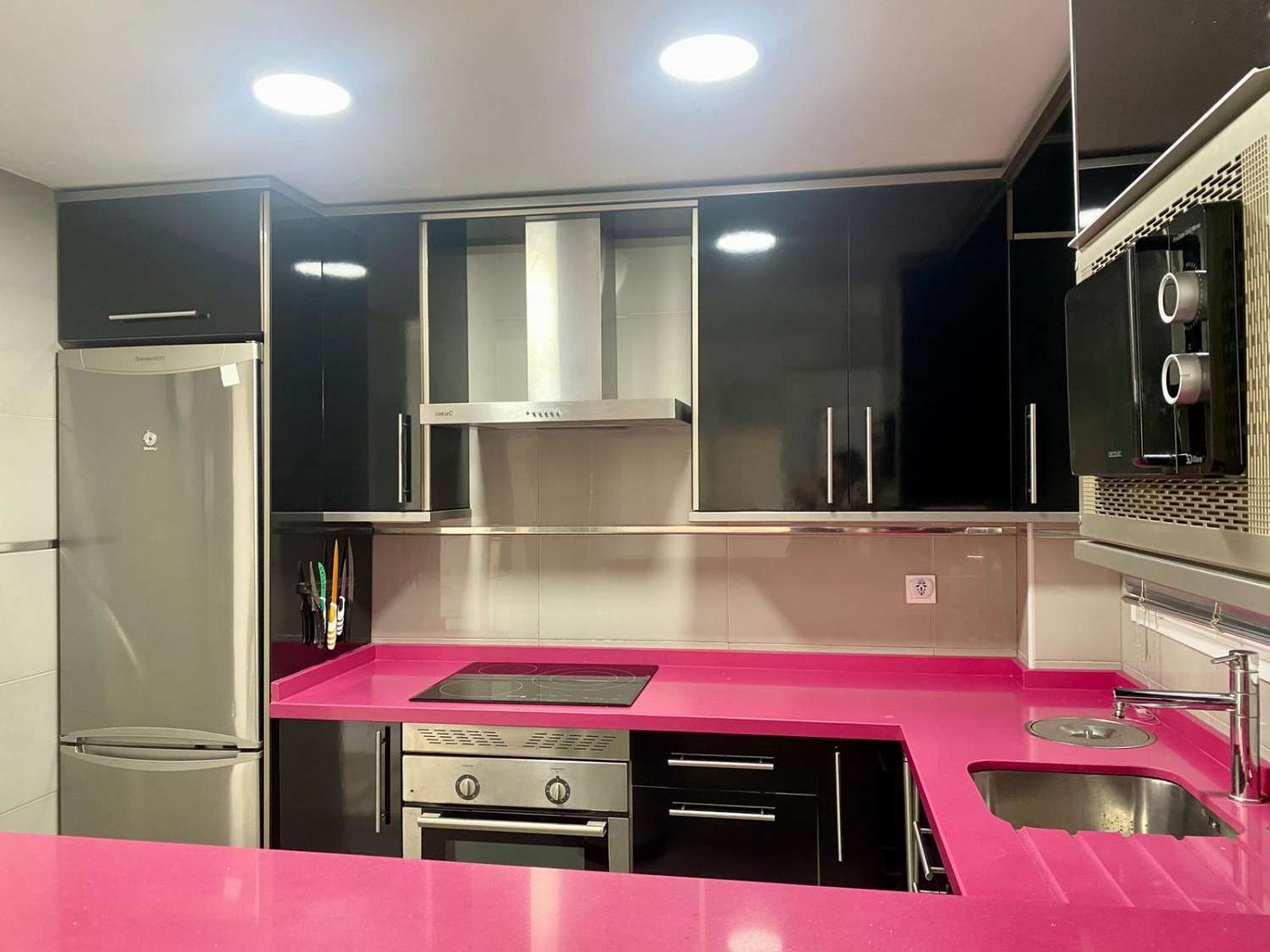 SE ALQUILA DESDE 1.10.26 - 31. 05.27 MAGNIFICO APARTAMENTO CON VISTAS AL MAR EN EL BAJONDILLO (TORREMOLINOS)