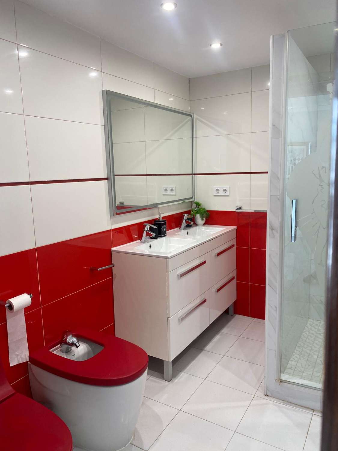 SE ALQUILA DESDE 1.10.26 - 31. 05.27 MAGNIFICO APARTAMENTO CON VISTAS AL MAR EN EL BAJONDILLO (TORREMOLINOS)