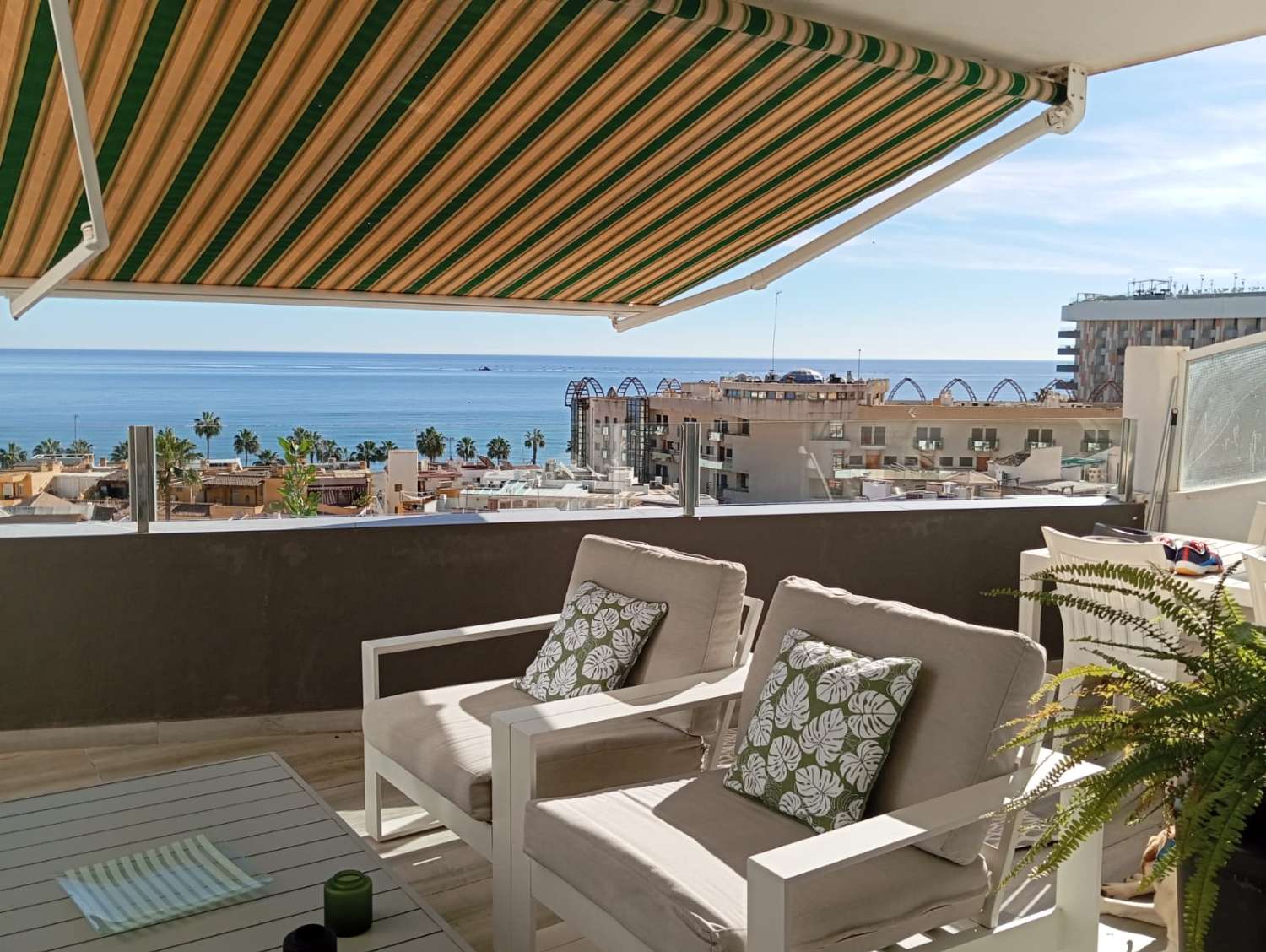 SE ALQUILA DESDE 1.10.26 - 31. 05.27 MAGNIFICO APARTAMENTO CON VISTAS AL MAR EN EL BAJONDILLO (TORREMOLINOS)