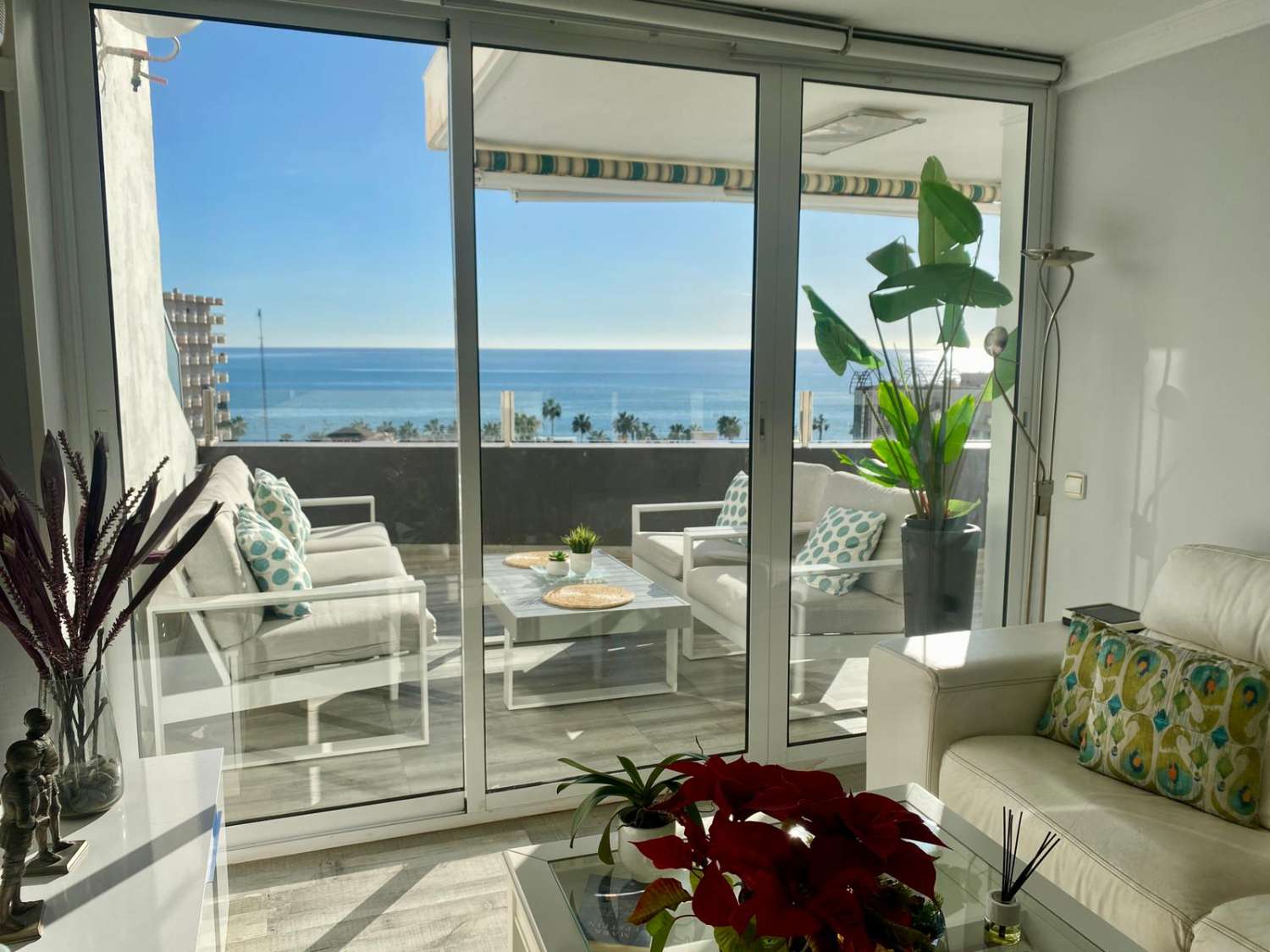 SE ALQUILA DESDE 1.10.26 - 31. 05.27 MAGNIFICO APARTAMENTO CON VISTAS AL MAR EN EL BAJONDILLO (TORREMOLINOS)