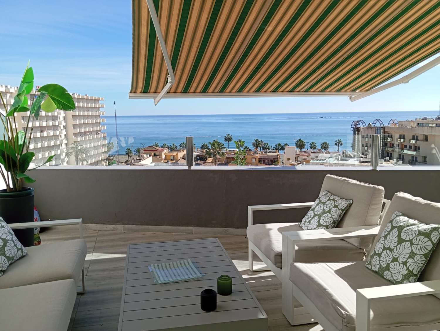 SE ALQUILA DESDE 1.10.26 - 31. 05.27 MAGNIFICO APARTAMENTO CON VISTAS AL MAR EN EL BAJONDILLO (TORREMOLINOS)