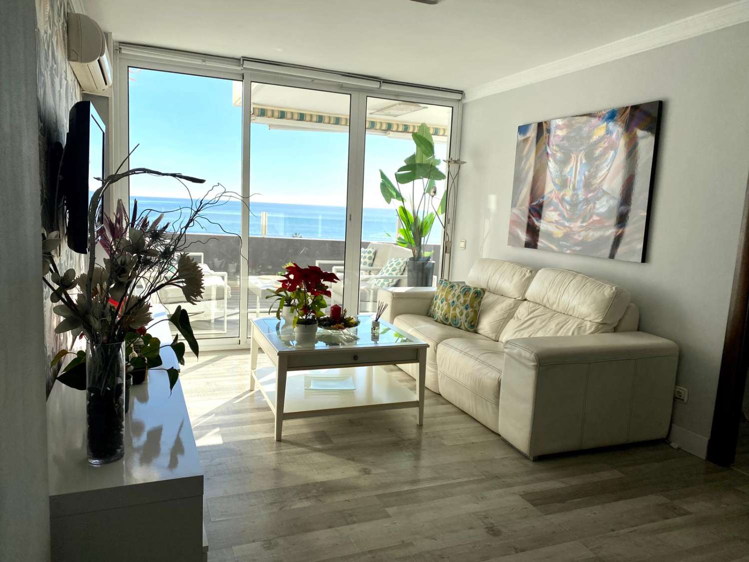 SE ALQUILA DESDE 1.10.26 - 31. 05.27 MAGNIFICO APARTAMENTO CON VISTAS AL MAR EN EL BAJONDILLO (TORREMOLINOS)
