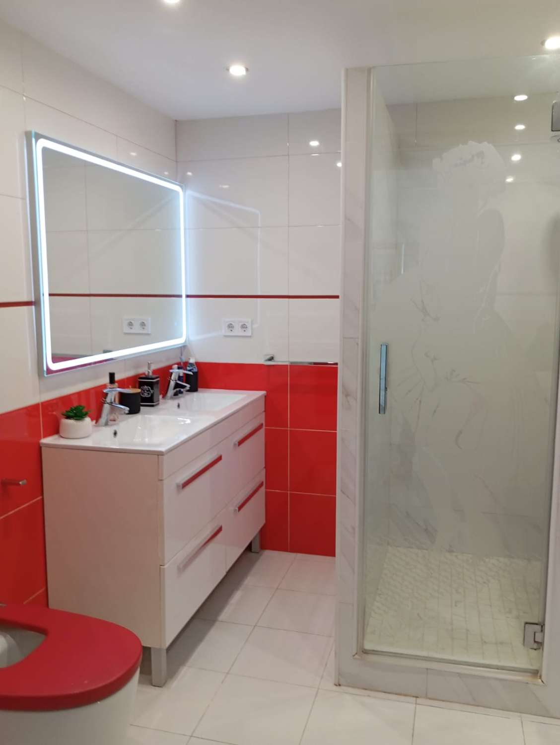 SE ALQUILA DESDE 1.10.26 - 31. 05.27 MAGNIFICO APARTAMENTO CON VISTAS AL MAR EN EL BAJONDILLO (TORREMOLINOS)