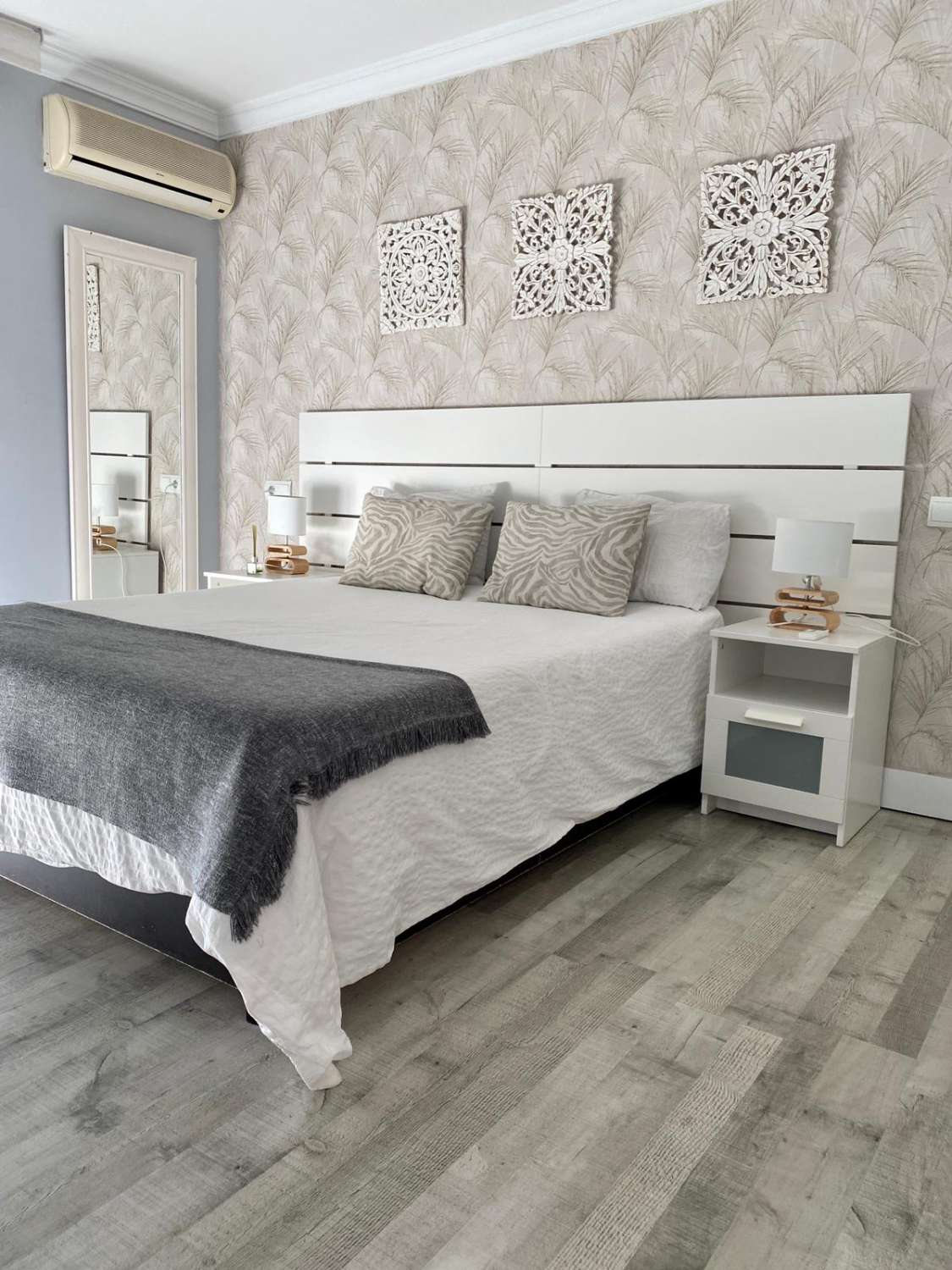 SE ALQUILA DESDE 1.10.26 - 31. 05.27 MAGNIFICO APARTAMENTO CON VISTAS AL MAR EN EL BAJONDILLO (TORREMOLINOS)