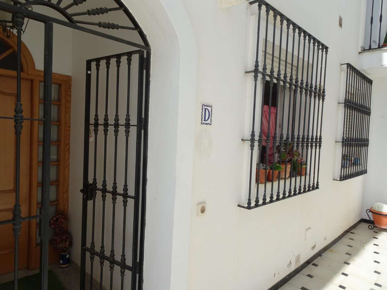 LÄGENHET TILL SALU I MONTEMAR-OMRÅDET MED POOL OCH HAVSUTSIKT