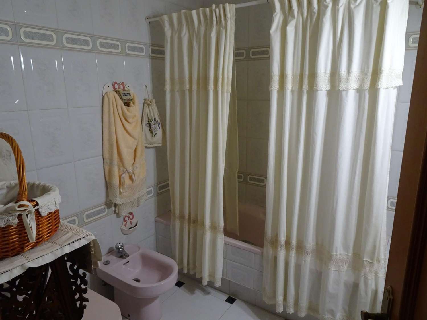 LÄGENHET TILL SALU I MONTEMAR-OMRÅDET MED POOL OCH HAVSUTSIKT