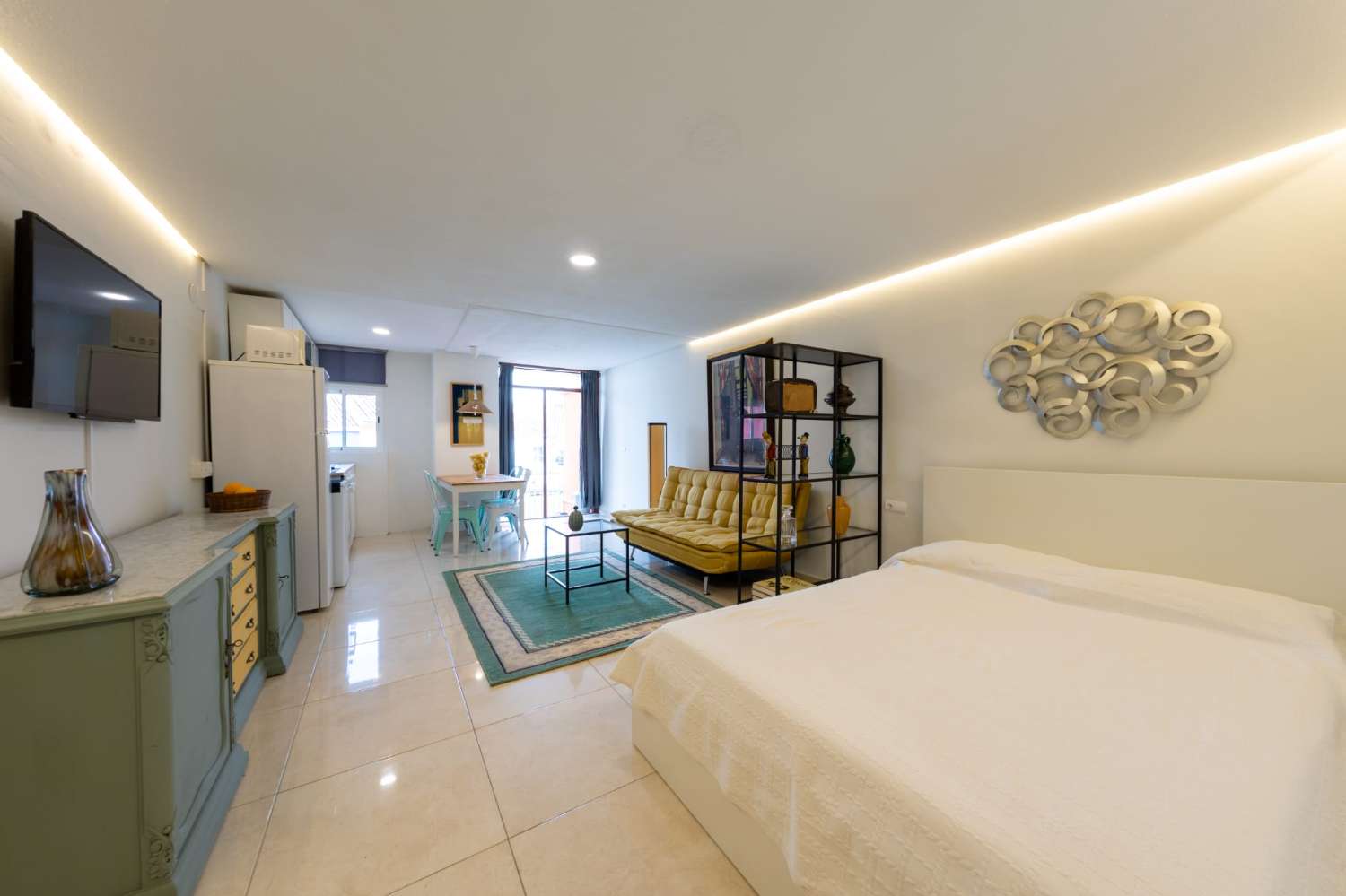 Se alquila desde ahora hasta 31/05/26 Y DESDE 01/09/2026 HASTA 30/06/2027 bonito estudio en Torremolinos