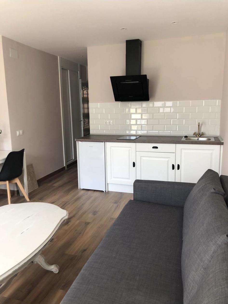 Se alquila bonito estudio desde ahora 01/09/2026 - 31/5/27 en el centro de Torremolinos