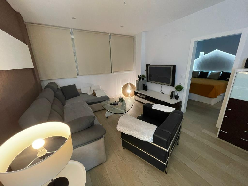 MEDIA TEMPORADA . SE ALQUILA DEL 1.9.2026-30.6.2027 BONITO APARTAMENTO EN EL CENTRO DE TORREMOLINOS