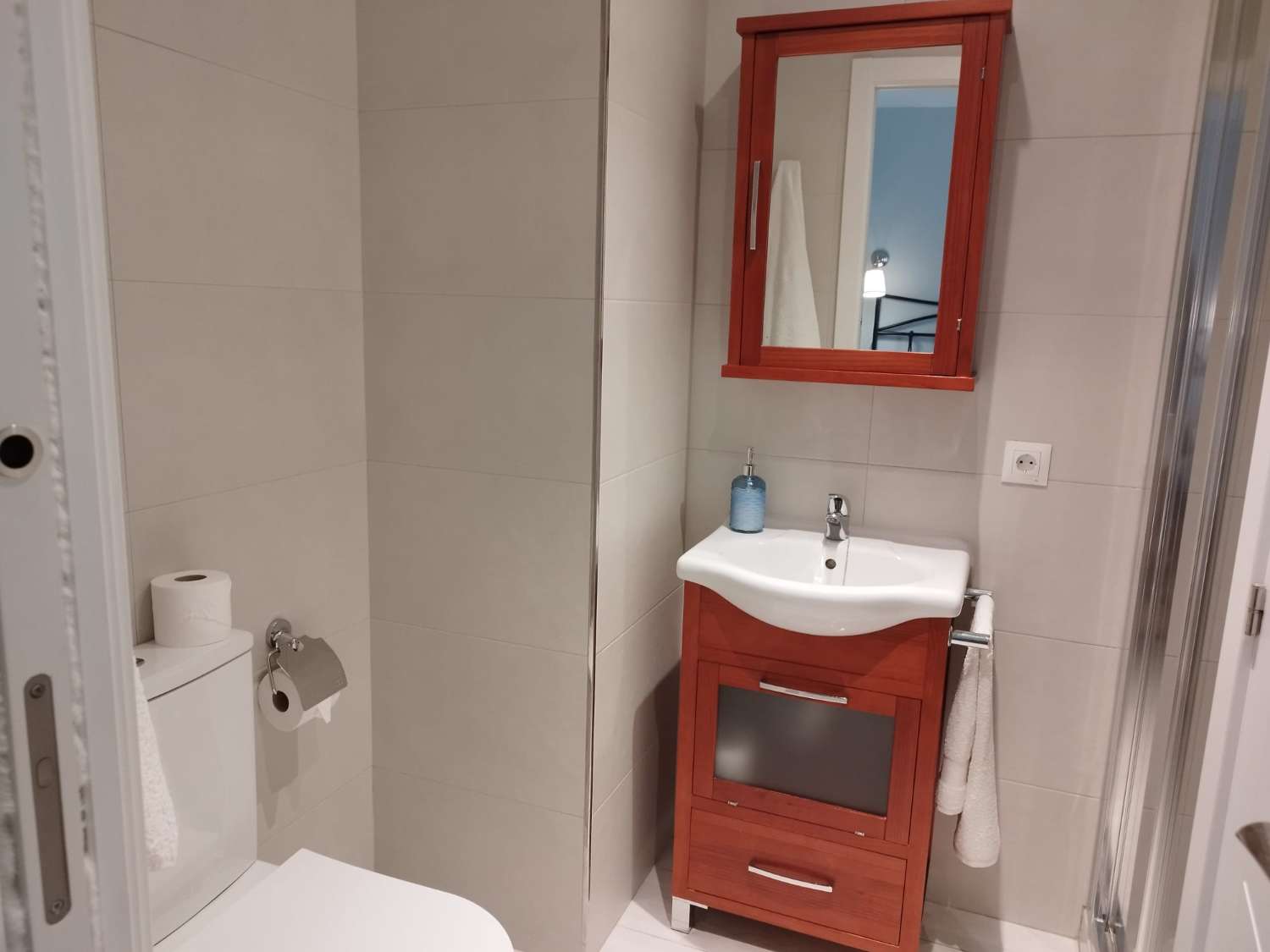 SE ALQUILA  DESDE 1.10.26-30.6.27 BONITO APARTAMENTO EN LA CARIHUELA (TORREMOLINOS)