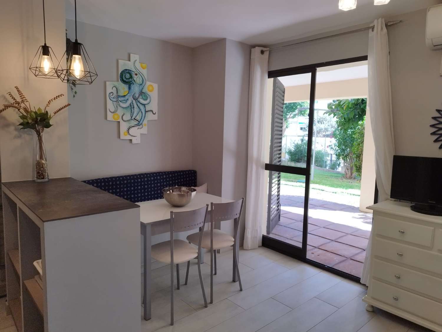 SE ALQUILA  DESDE 1.10.26-30.6.27 BONITO APARTAMENTO EN LA CARIHUELA (TORREMOLINOS)