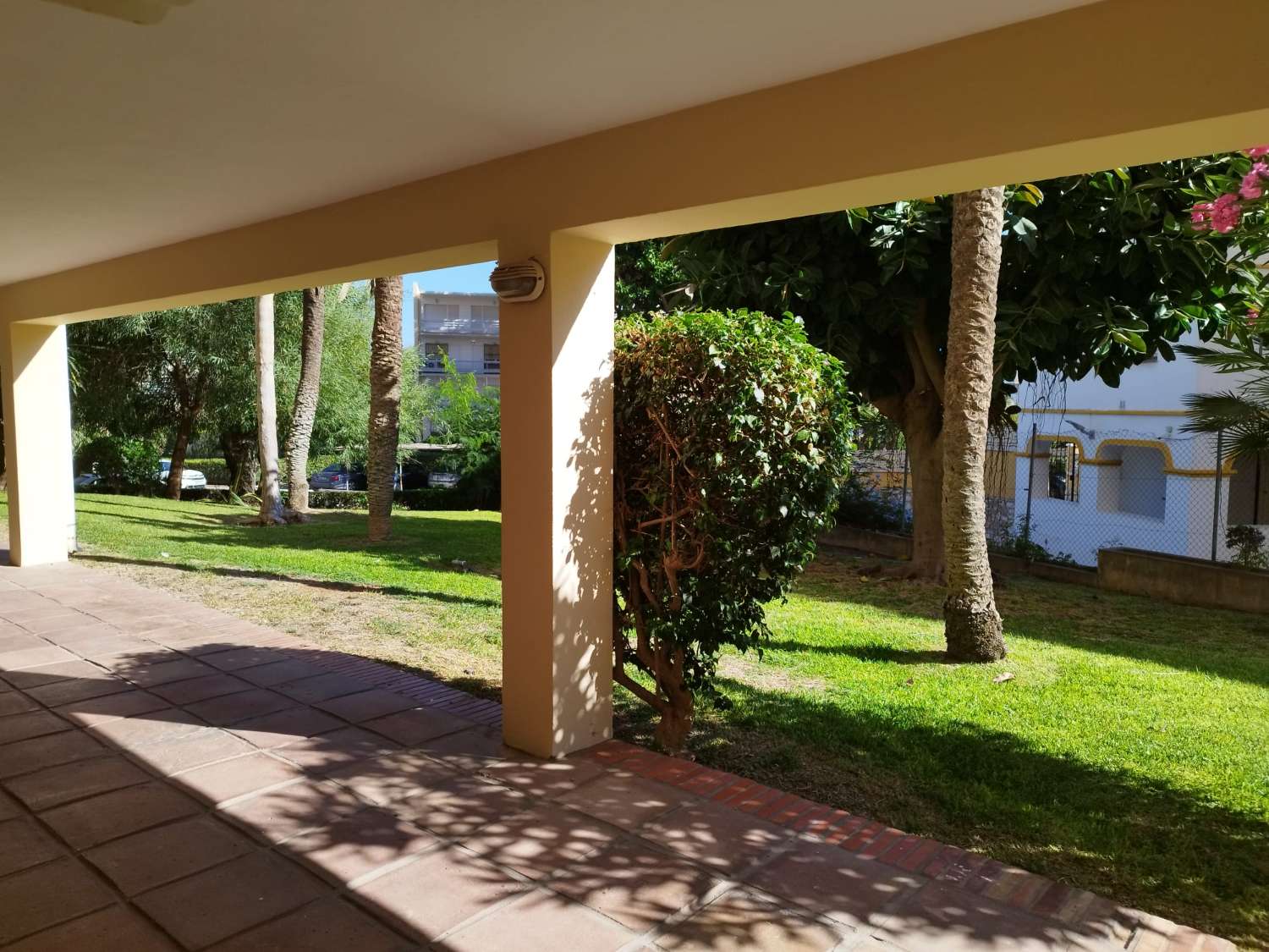 SE ALQUILA  DESDE 1.10.26-30.6.27 BONITO APARTAMENTO EN LA CARIHUELA (TORREMOLINOS)