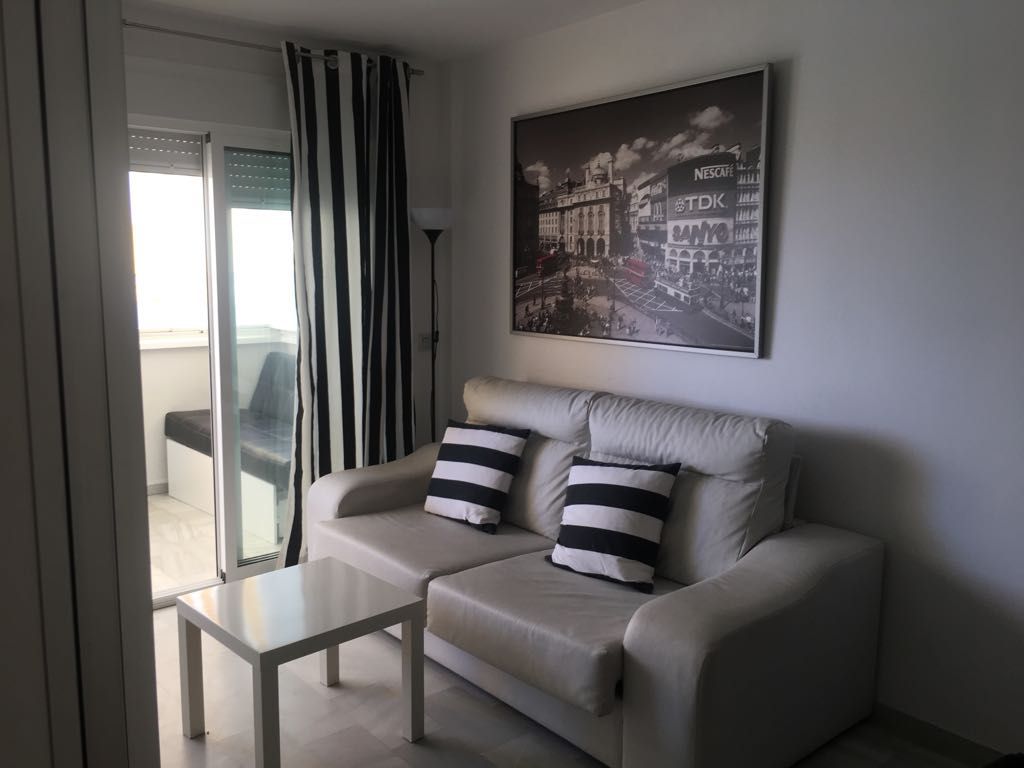 Se alquila hasta 12.6.26 y desde 01/09/2026- 30/06/2027 bonito estudio con vistas al mar en zona la Carihuela (Torremolinos)