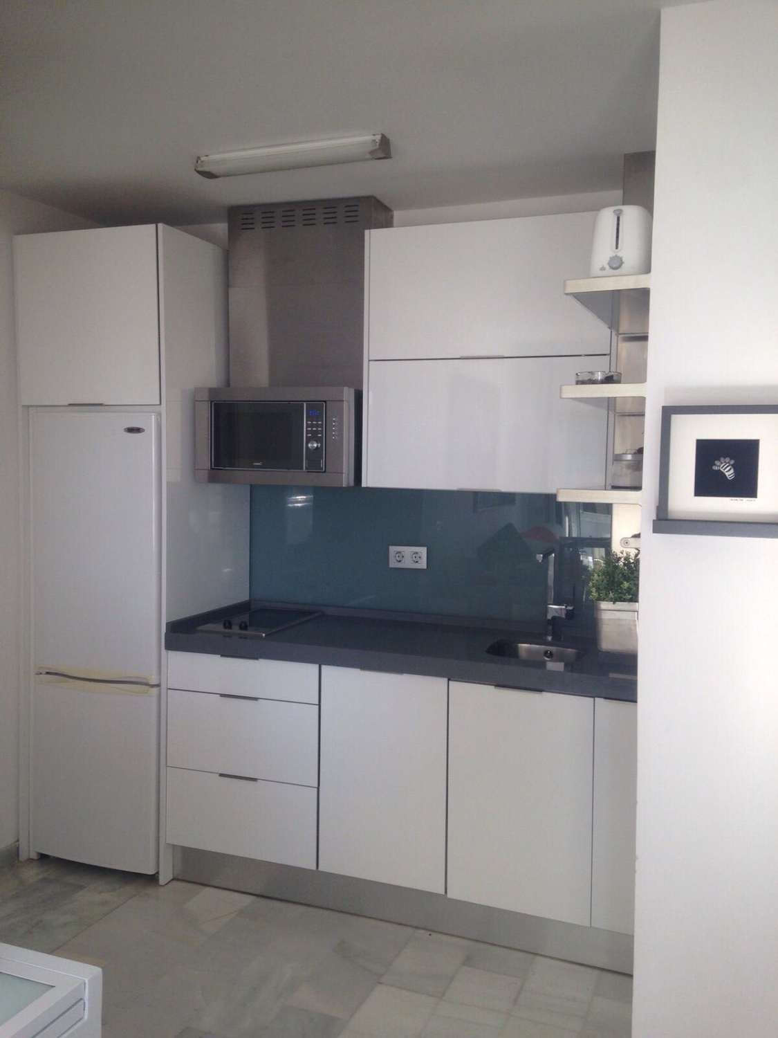 Se alquila hasta 12.6.26 y desde 01/09/2026- 30/06/2027 bonito estudio con vistas al mar en zona la Carihuela (Torremolinos)