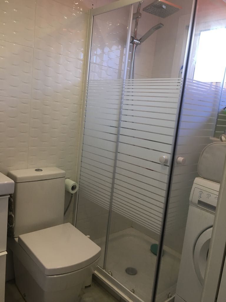 Se alquila hasta 12.6.26 y desde 01/09/2026- 30/06/2027 bonito estudio con vistas al mar en zona la Carihuela (Torremolinos)