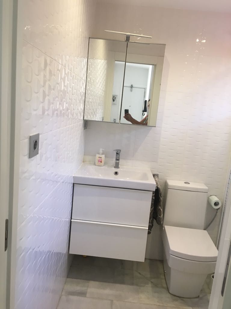 Se alquila hasta 12.6.26 y desde 01/09/2026- 30/06/2027 bonito estudio con vistas al mar en zona la Carihuela (Torremolinos)