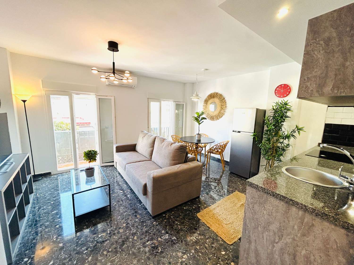 SE ALQUILA APARTAMENTO MEDIA TEMPORADA DESDE 01/9/2026- 30/06/27 BONITO APARTAMENTO EN TORREMOLINOS CENTRO