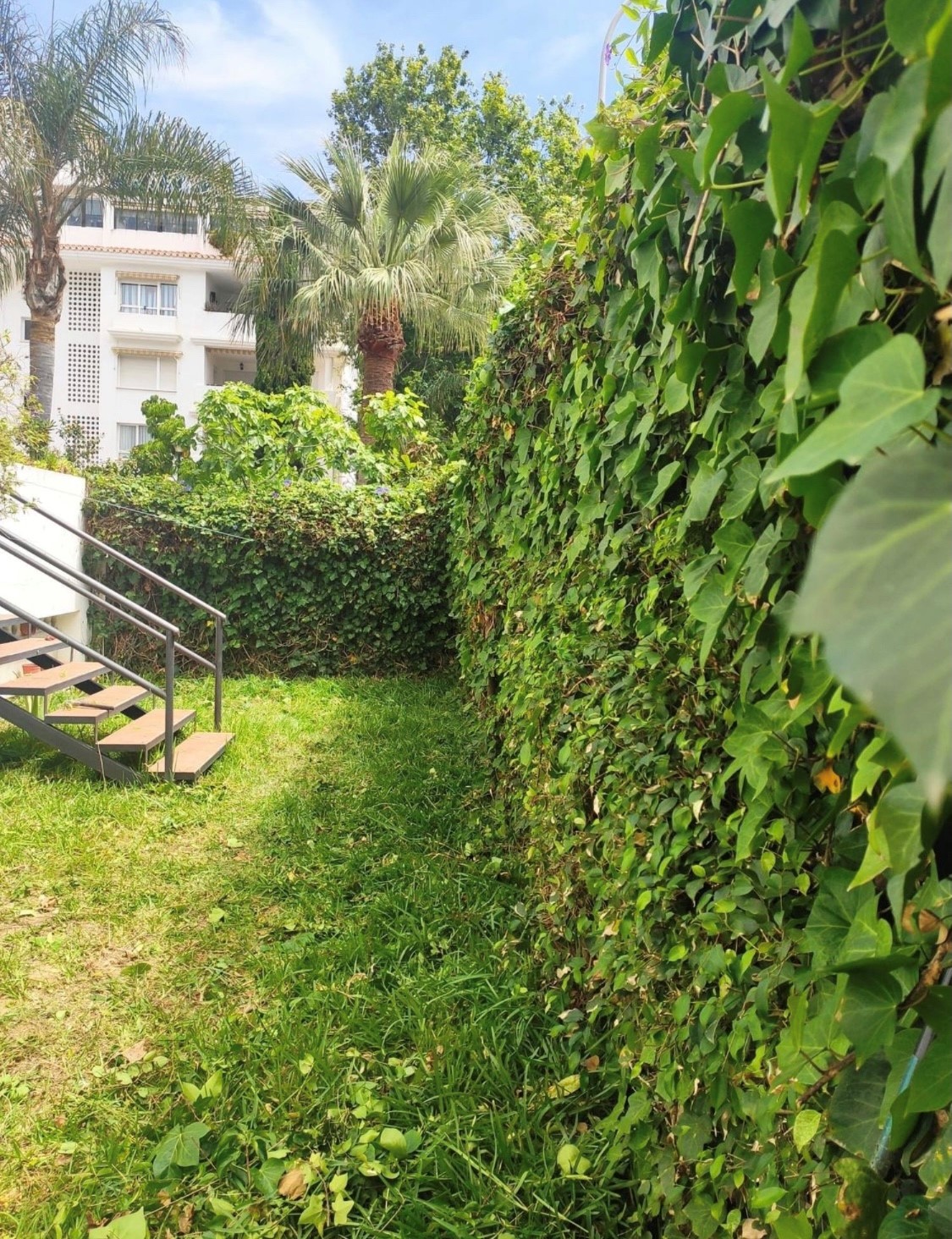 SE ALQUILA DESDE 1.04.27-30.6.27 BONITO APARTAMENTO EN 2ª LINEA DE PLAYA EN LA CARIHUELA (TORREMOLINOS)