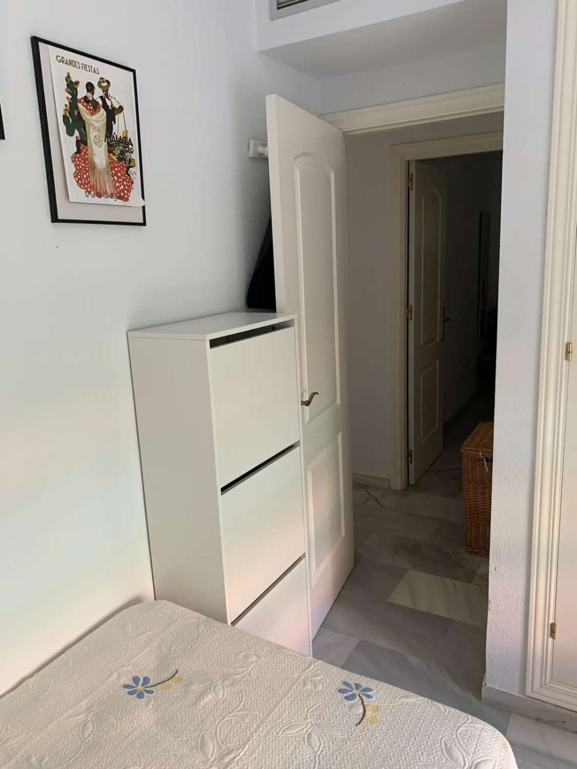 SE ALQUILA DESDE 1.04.27-30.6.27 BONITO APARTAMENTO EN 2ª LINEA DE PLAYA EN LA CARIHUELA (TORREMOLINOS)