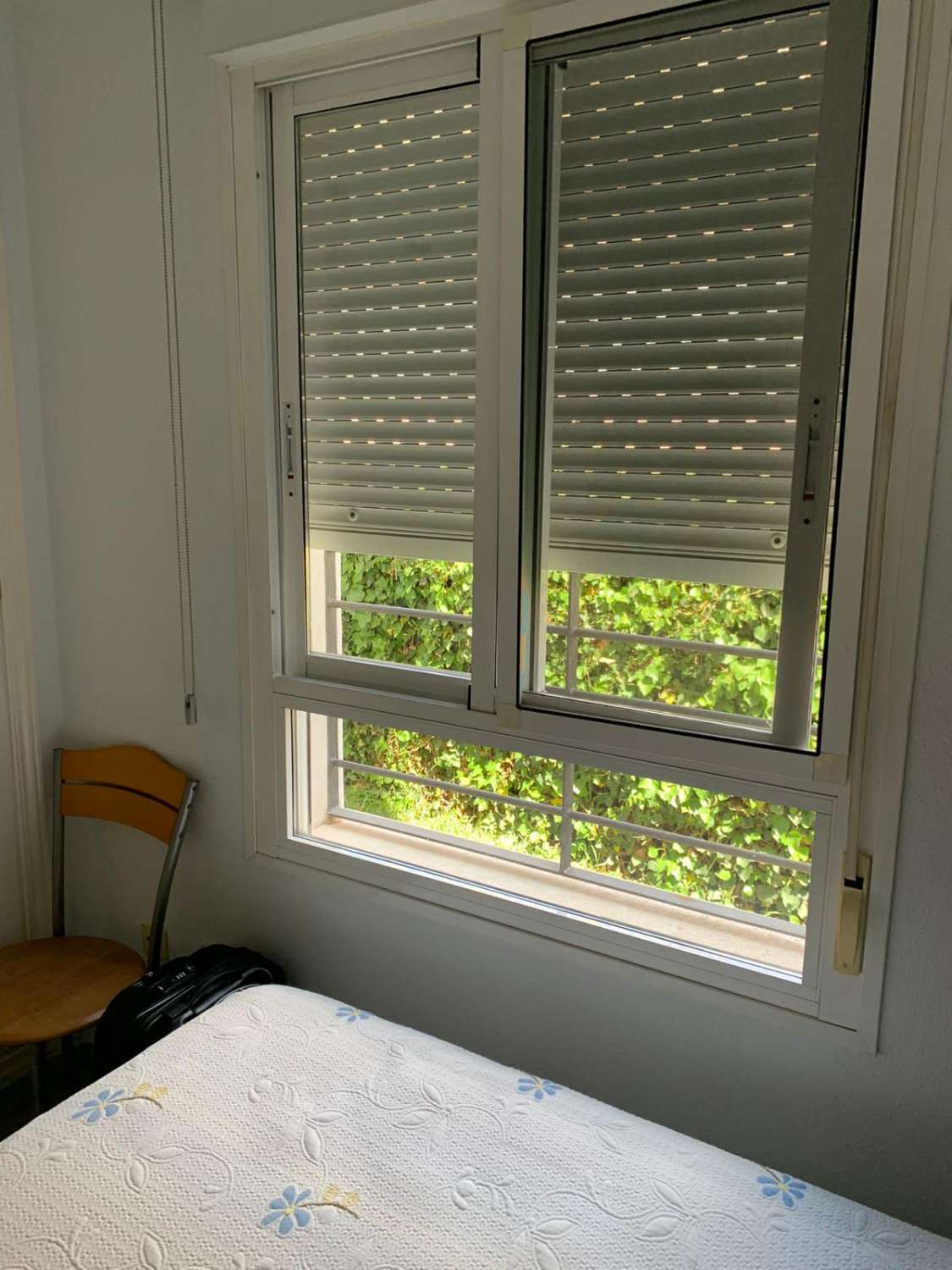 SE ALQUILA DESDE 1.04.27-30.6.27 BONITO APARTAMENTO EN 2ª LINEA DE PLAYA EN LA CARIHUELA (TORREMOLINOS)