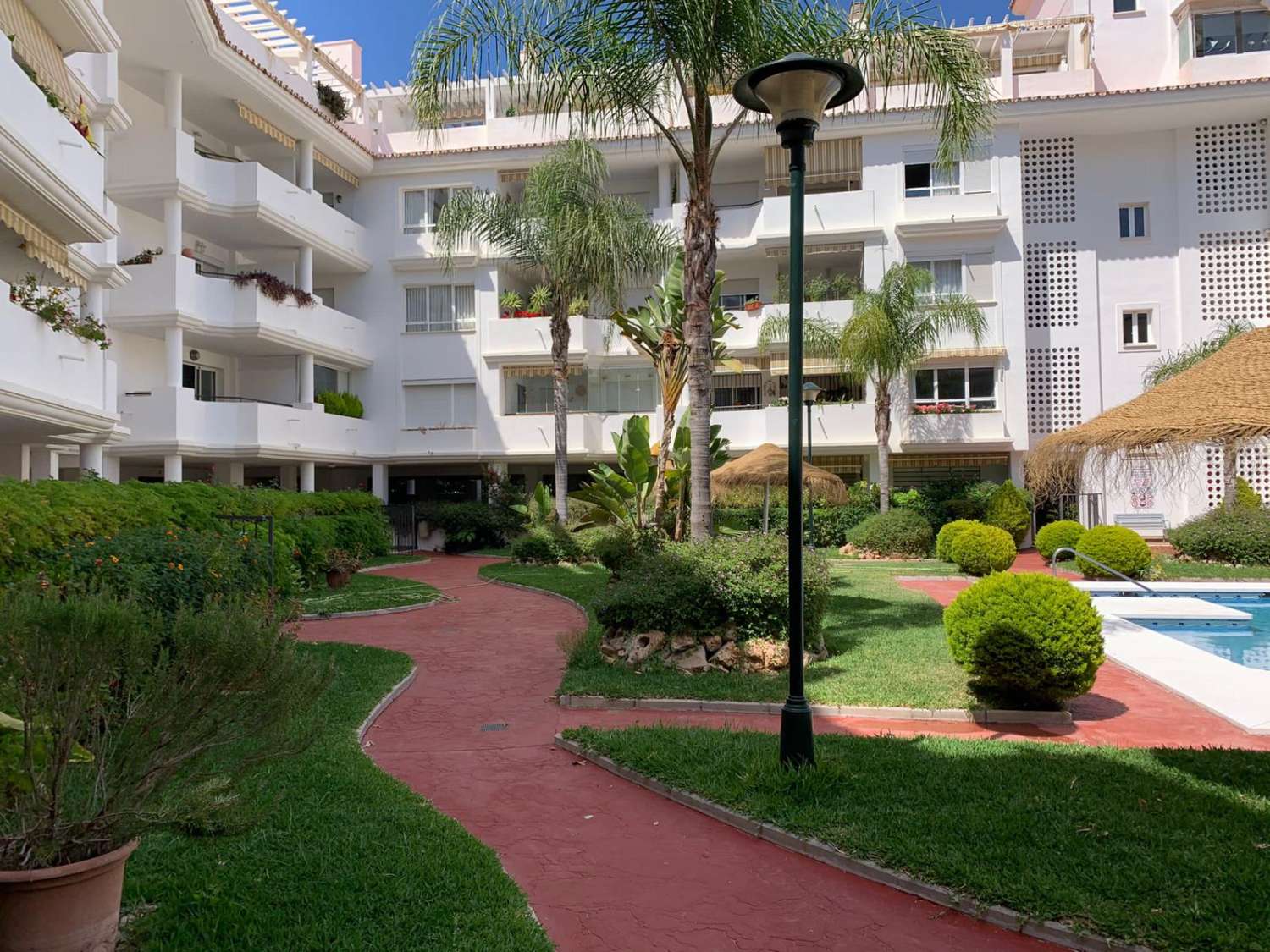 SE ALQUILA DESDE 1.04.27-30.6.27 BONITO APARTAMENTO EN 2ª LINEA DE PLAYA EN LA CARIHUELA (TORREMOLINOS)