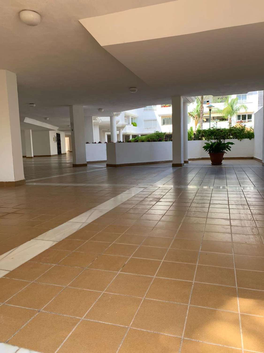 SE ALQUILA DESDE 1.04.27-30.6.27 BONITO APARTAMENTO EN 2ª LINEA DE PLAYA EN LA CARIHUELA (TORREMOLINOS)
