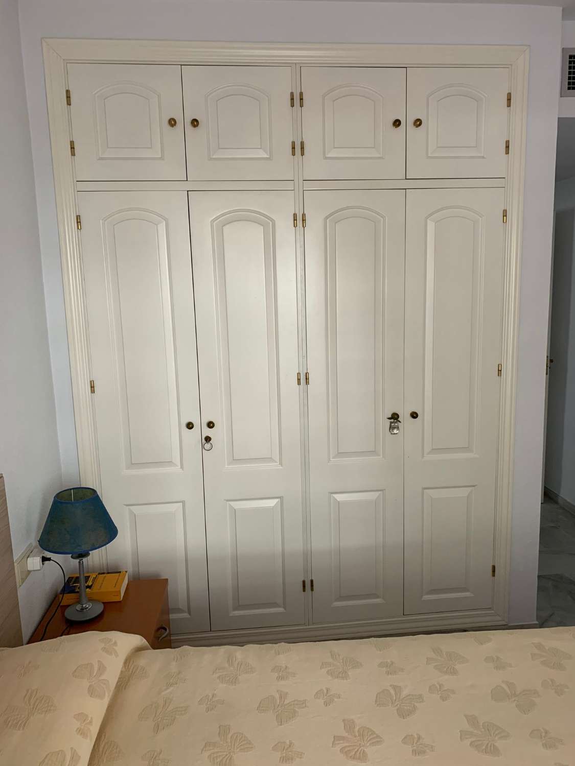 SE ALQUILA DESDE 1.04.27-30.6.27 BONITO APARTAMENTO EN 2ª LINEA DE PLAYA EN LA CARIHUELA (TORREMOLINOS)