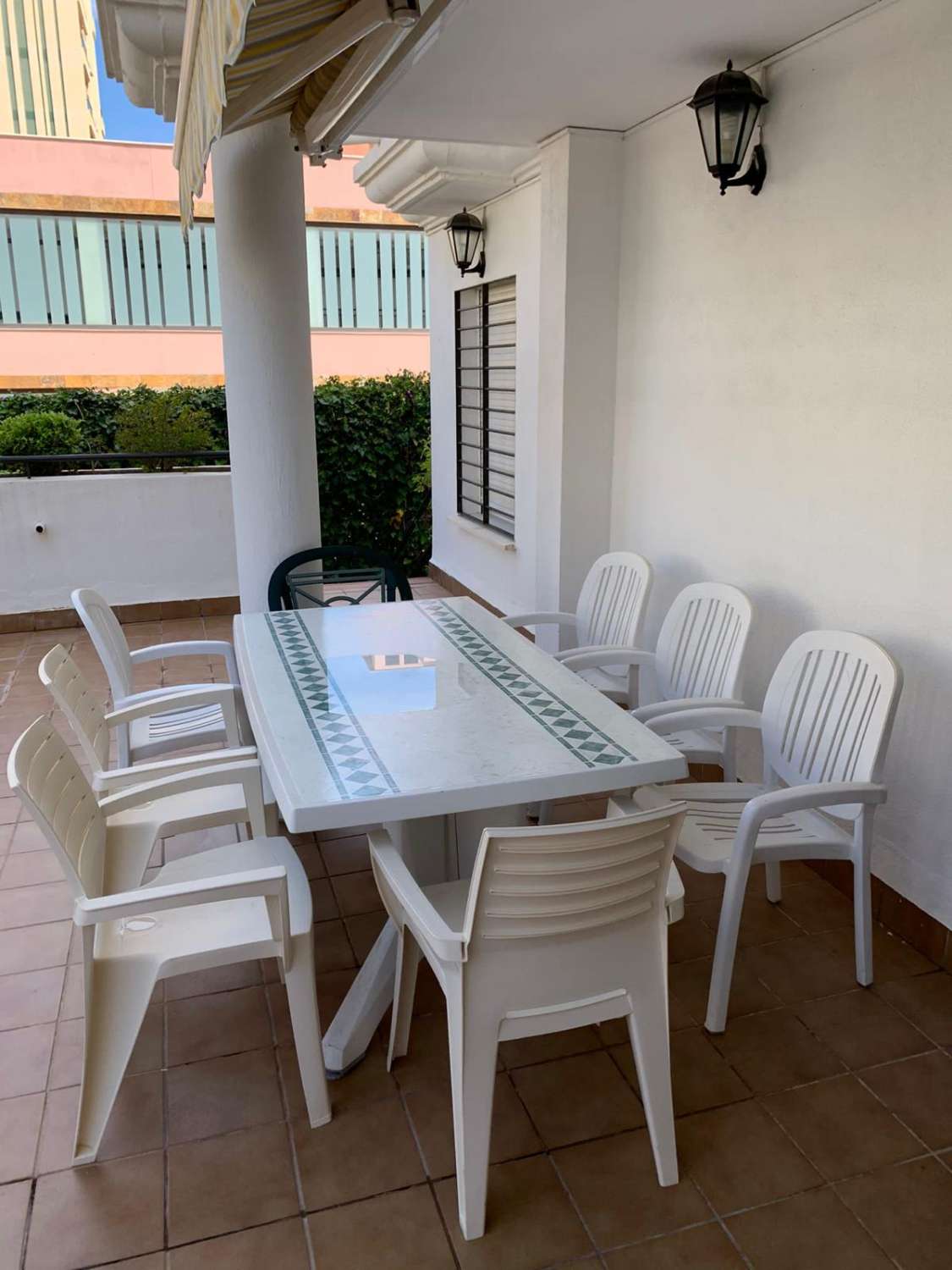 SE ALQUILA DESDE 1.04.27-30.6.27 BONITO APARTAMENTO EN 2ª LINEA DE PLAYA EN LA CARIHUELA (TORREMOLINOS)