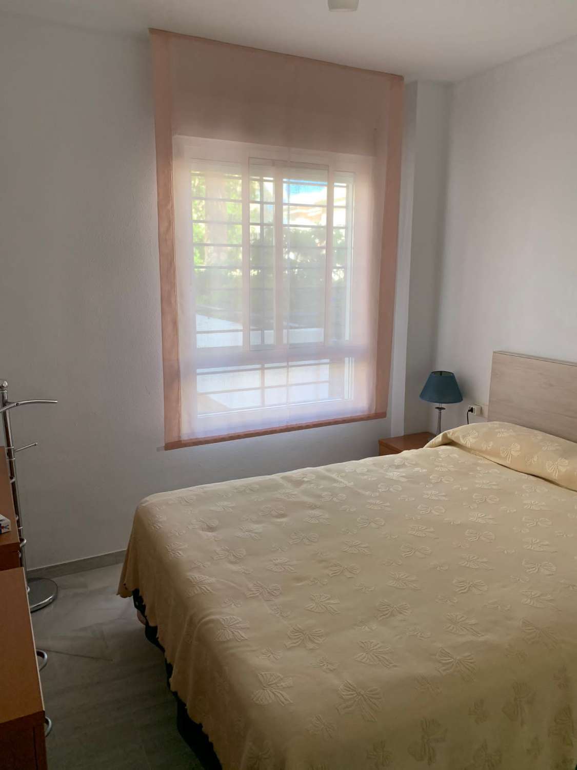 SE ALQUILA DESDE 1.04.27-30.6.27 BONITO APARTAMENTO EN 2ª LINEA DE PLAYA EN LA CARIHUELA (TORREMOLINOS)