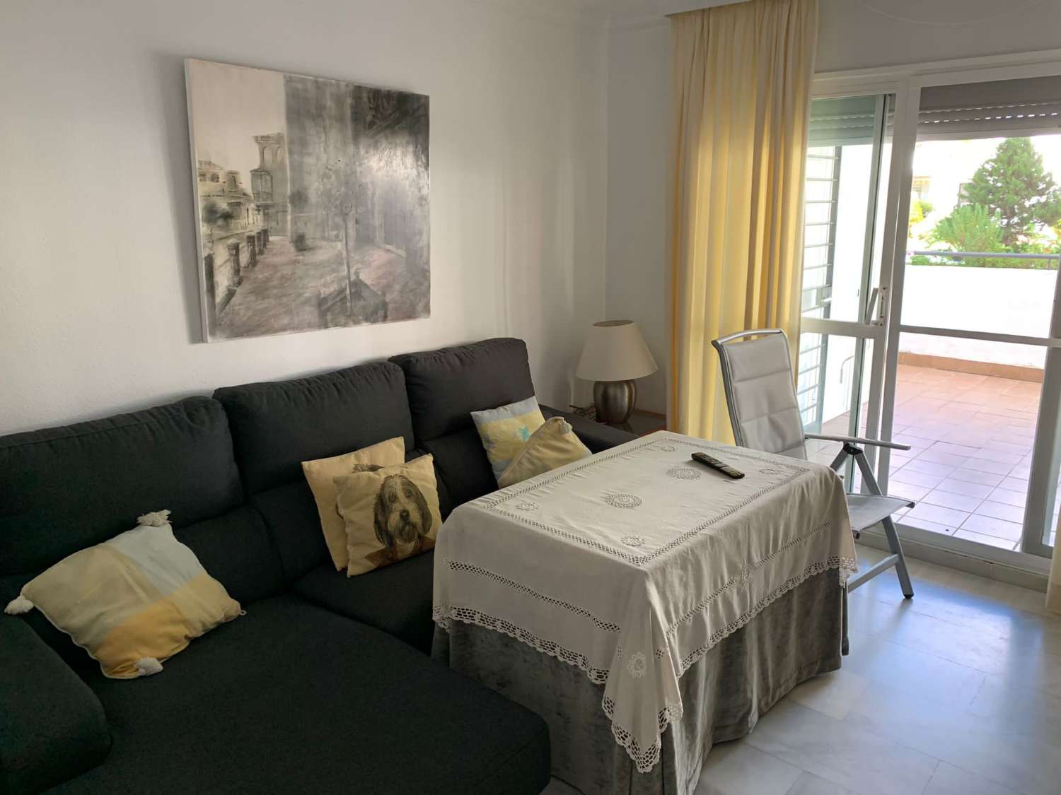 SE ALQUILA DESDE 1.04.27-30.6.27 BONITO APARTAMENTO EN 2ª LINEA DE PLAYA EN LA CARIHUELA (TORREMOLINOS)