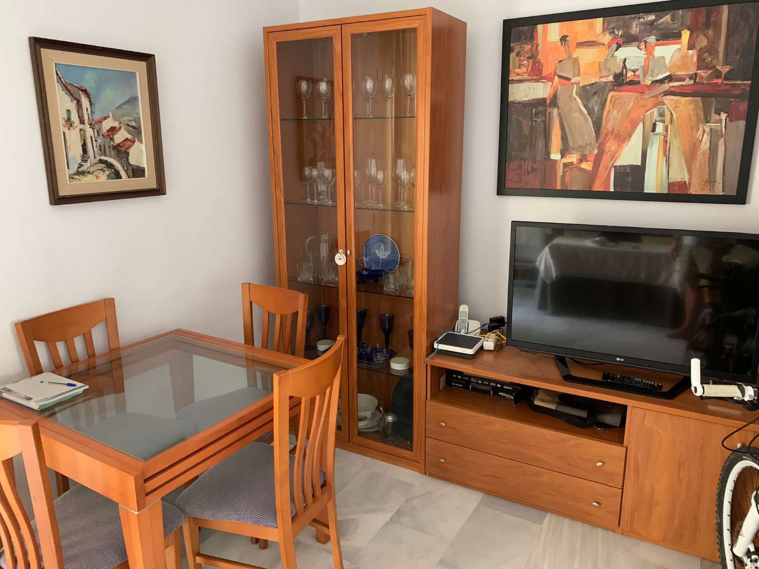 SE ALQUILA DESDE 1.04.27-30.6.27 BONITO APARTAMENTO EN 2ª LINEA DE PLAYA EN LA CARIHUELA (TORREMOLINOS)