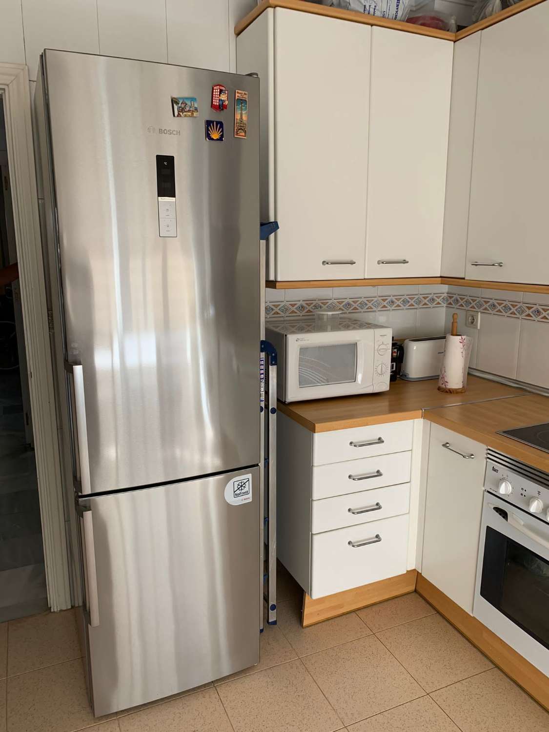 SE ALQUILA DESDE 1.04.27-30.6.27 BONITO APARTAMENTO EN 2ª LINEA DE PLAYA EN LA CARIHUELA (TORREMOLINOS)