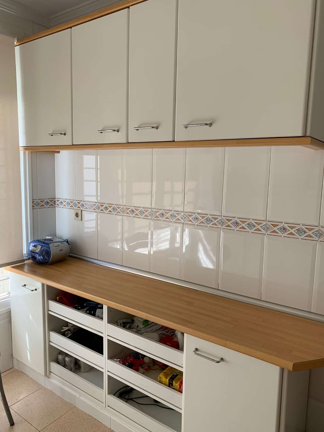 SE ALQUILA DESDE 1.04.27-30.6.27 BONITO APARTAMENTO EN 2ª LINEA DE PLAYA EN LA CARIHUELA (TORREMOLINOS)