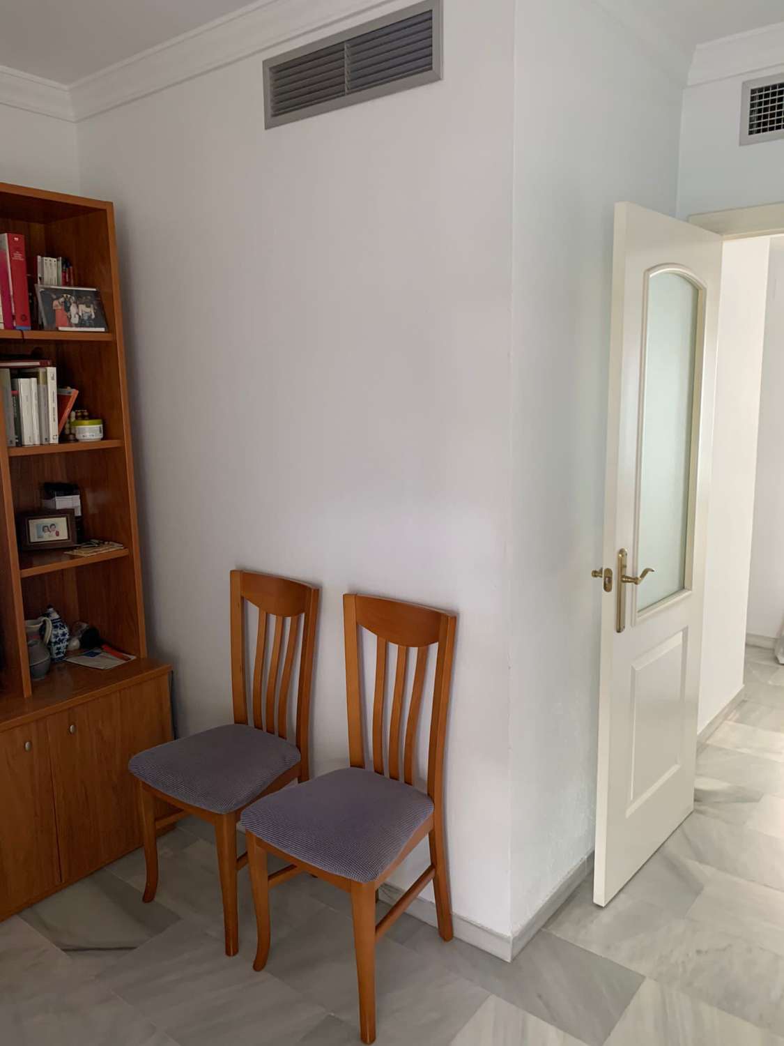 SE ALQUILA DESDE 1.04.27-30.6.27 BONITO APARTAMENTO EN 2ª LINEA DE PLAYA EN LA CARIHUELA (TORREMOLINOS)