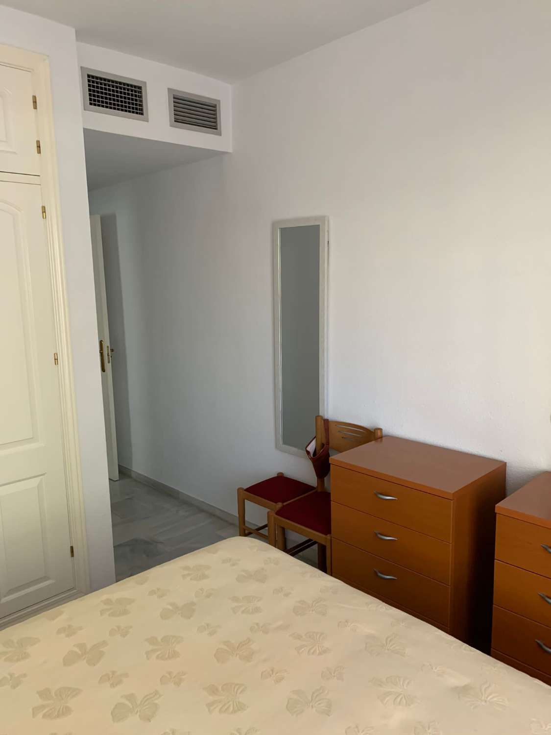 SE ALQUILA DESDE 1.04.27-30.6.27 BONITO APARTAMENTO EN 2ª LINEA DE PLAYA EN LA CARIHUELA (TORREMOLINOS)