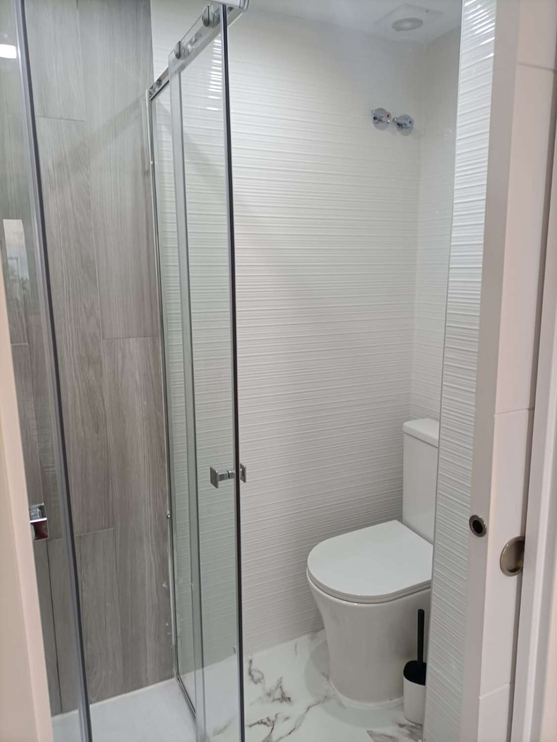 SE ALQUILA DESDE 15/03/2026 HASTA 30/06/2026 Y DESDE 12/10/2026 HASTA 30/06/2027 MAGNIFICO APARTAMENTO CON VISTAS AL MAR EN ZONA LA CARIHUELA (TORREMOLIN