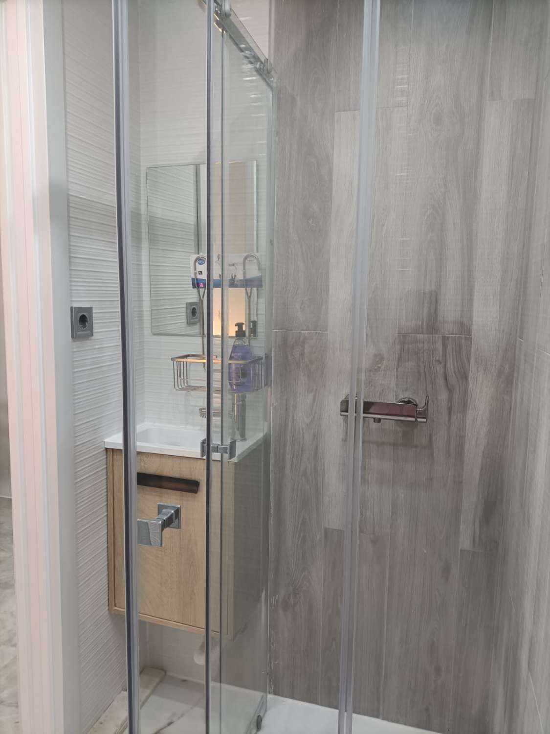 SE ALQUILA DESDE 15/03/2026 HASTA 30/06/2026 Y DESDE 12/10/2026 HASTA 30/06/2027 MAGNIFICO APARTAMENTO CON VISTAS AL MAR EN ZONA LA CARIHUELA (TORREMOLIN