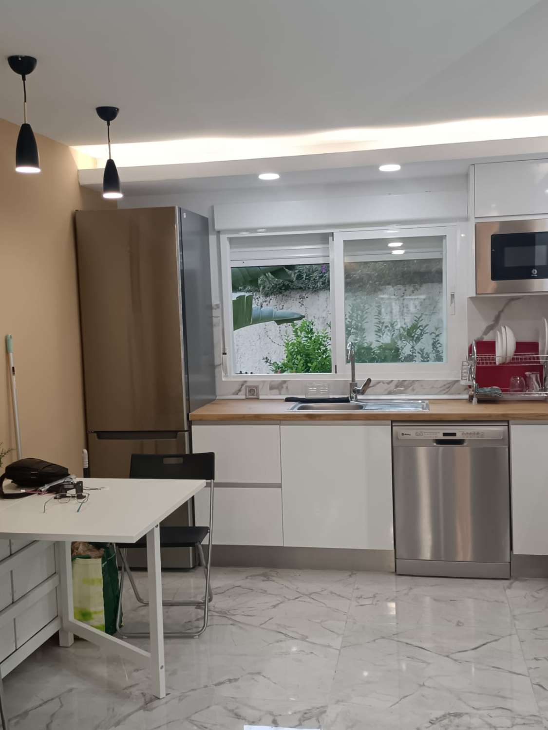 SE ALQUILA DESDE 15/03/2026 HASTA 30/06/2026 Y DESDE 12/10/2026 HASTA 30/06/2027 MAGNIFICO APARTAMENTO CON VISTAS AL MAR EN ZONA LA CARIHUELA (TORREMOLIN