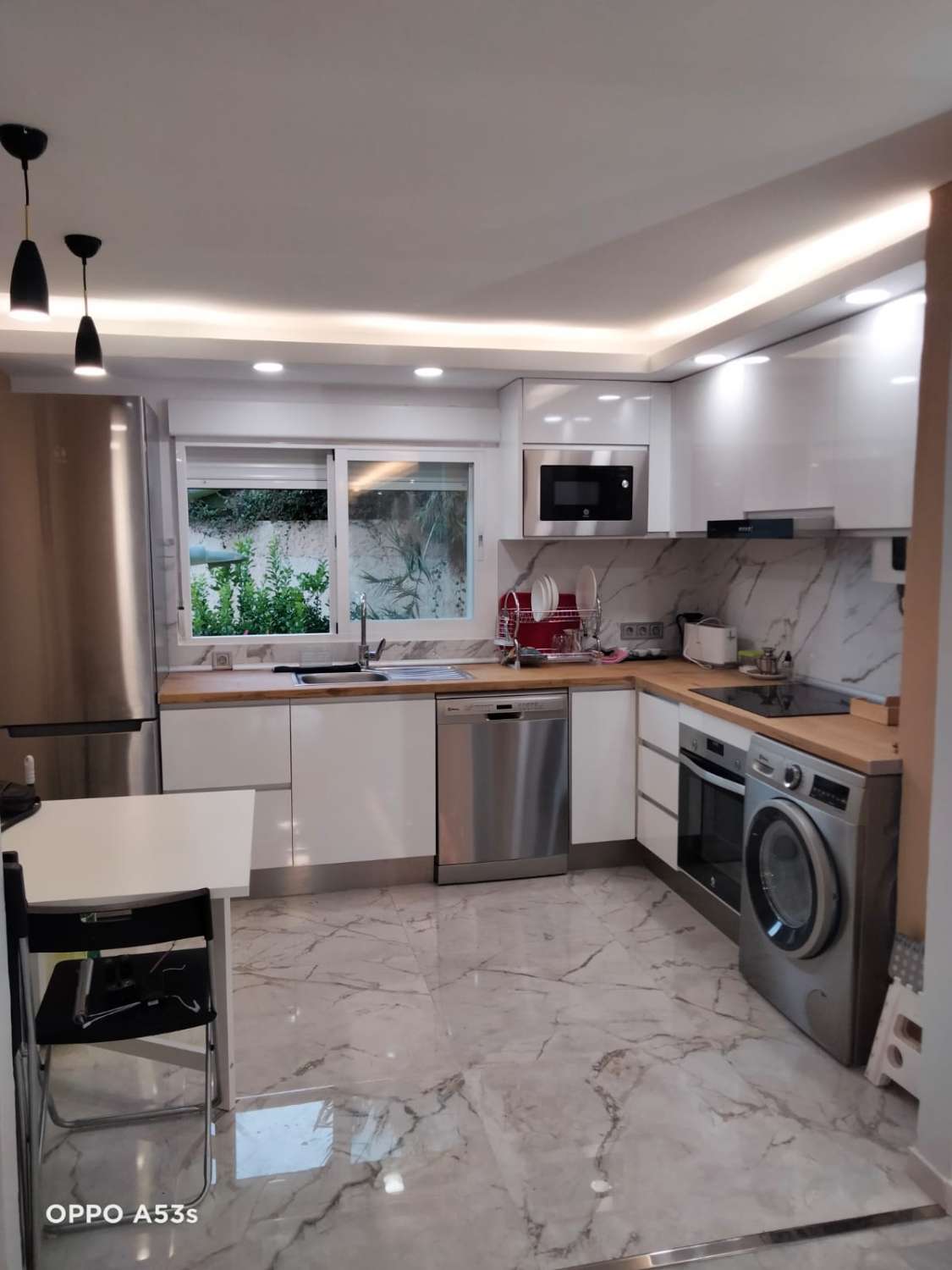 SE ALQUILA DESDE 15/03/2026 HASTA 30/06/2026 Y DESDE 12/10/2026 HASTA 30/06/2027 MAGNIFICO APARTAMENTO CON VISTAS AL MAR EN ZONA LA CARIHUELA (TORREMOLIN