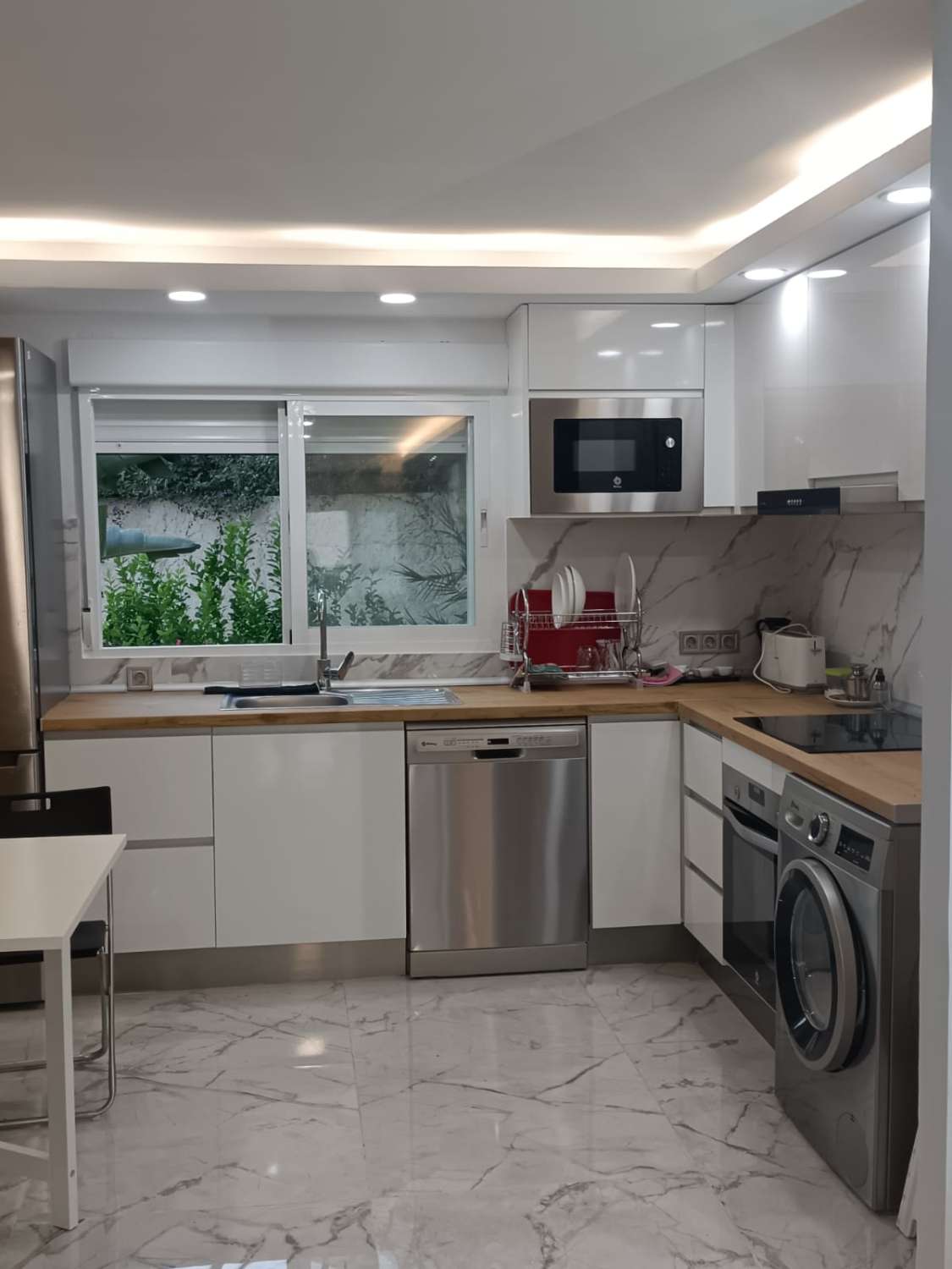 SE ALQUILA DESDE 15/03/2026 HASTA 30/06/2026 Y DESDE 12/10/2026 HASTA 30/06/2027 MAGNIFICO APARTAMENTO CON VISTAS AL MAR EN ZONA LA CARIHUELA (TORREMOLIN