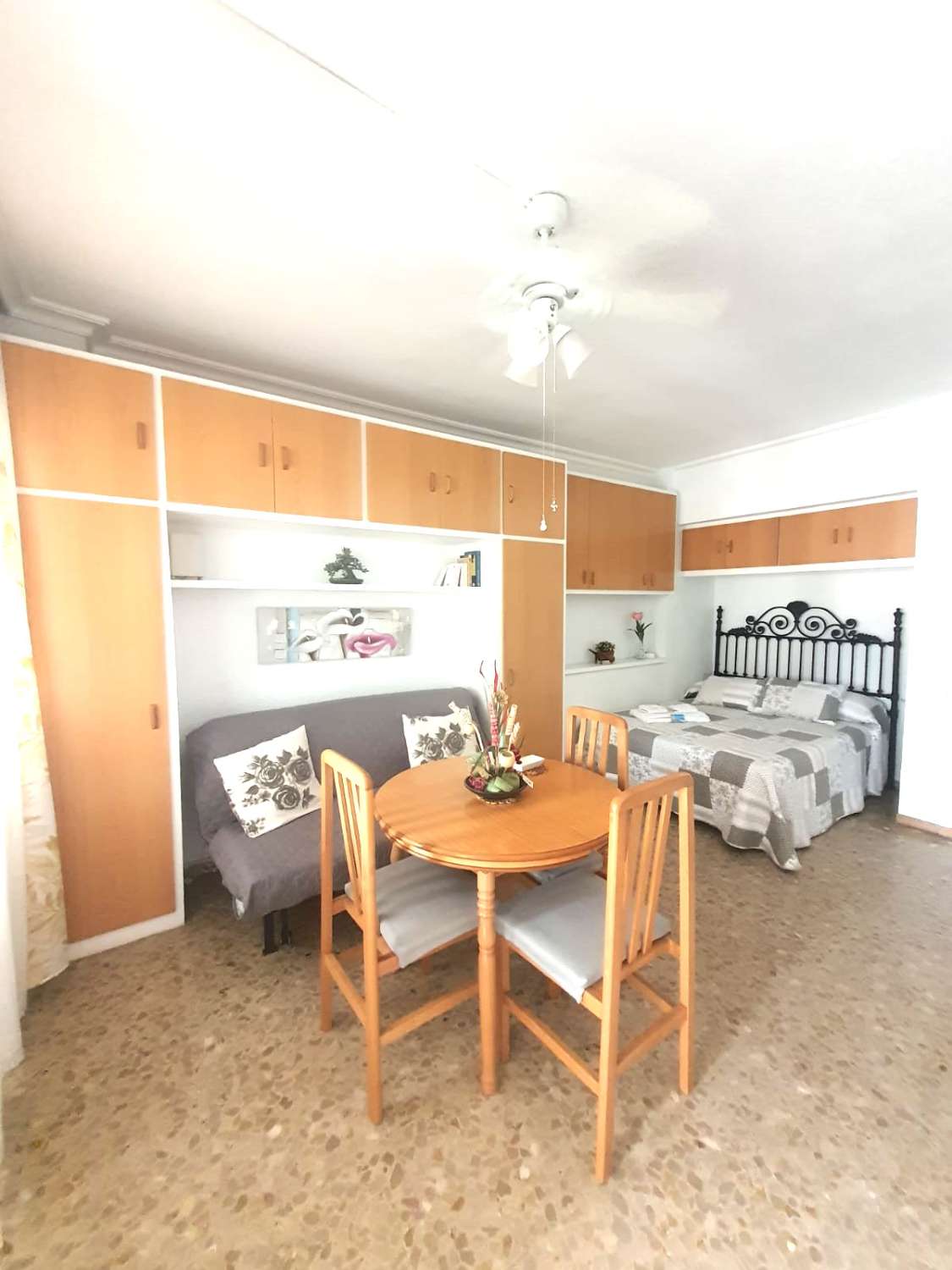 SE ALQUILA ESTUDIO DESDE 01/09/2026 HASTA 30/06/2027 EN ZONA CENTRO (TORREMOLINOS)