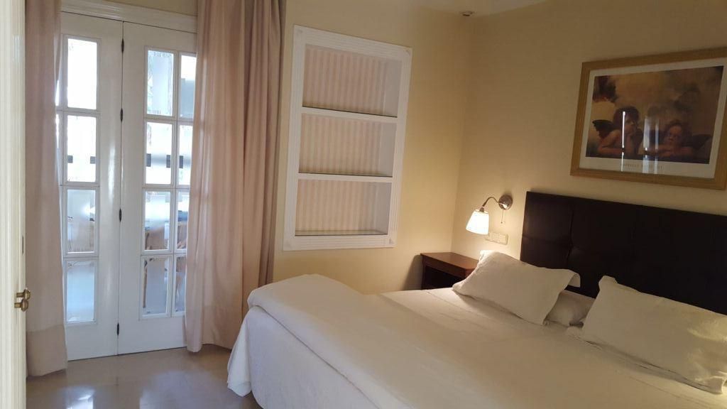 Se alquila desde 1/09/2026 - 30.6.27 precioso apartamento en Playamar (Torremolinos) .-