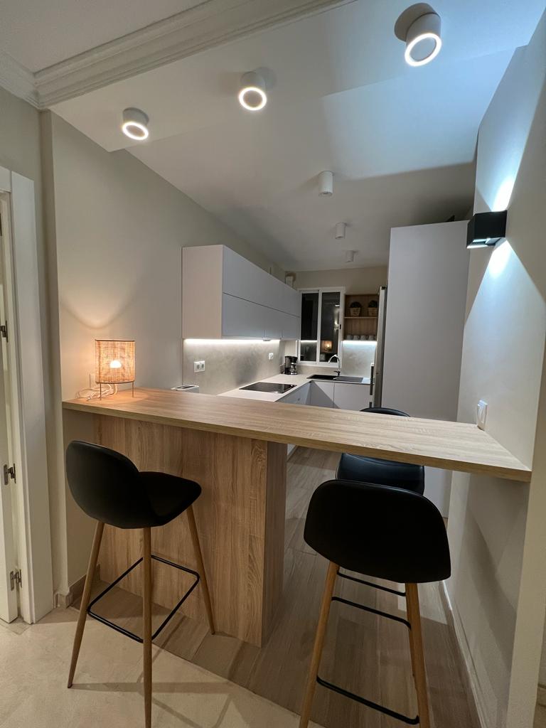 Se alquila desde 1/09/2026 - 30.6.27 precioso apartamento en Playamar (Torremolinos) .-