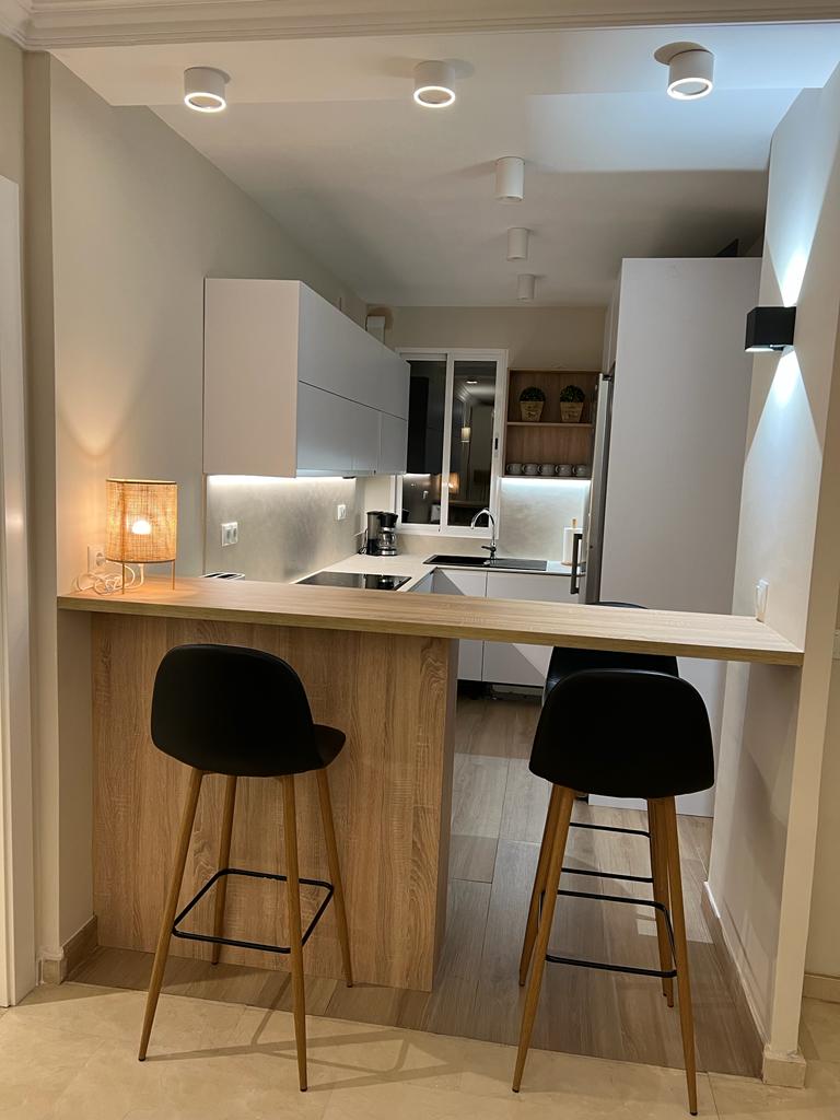 Se alquila desde 1/09/2026 - 30.6.27 precioso apartamento en Playamar (Torremolinos) .-